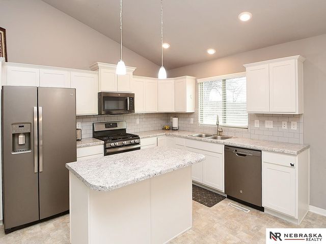 8025 N 84th Street, Omaha, NE 68122