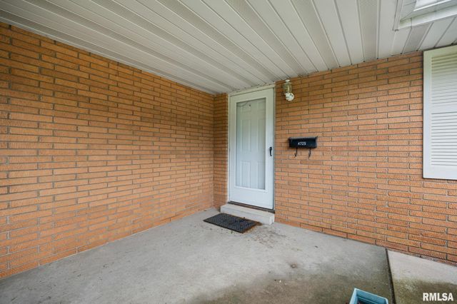 4725 N NELSON Avenue, Peoria, IL 61614