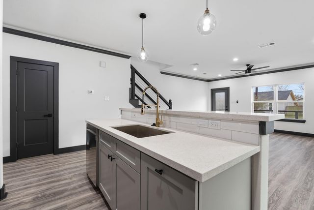 911 Panama Boulevard, Houston, TX 77009