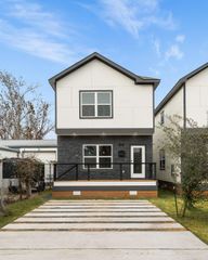 911 Panama Boulevard, Houston, TX 77009