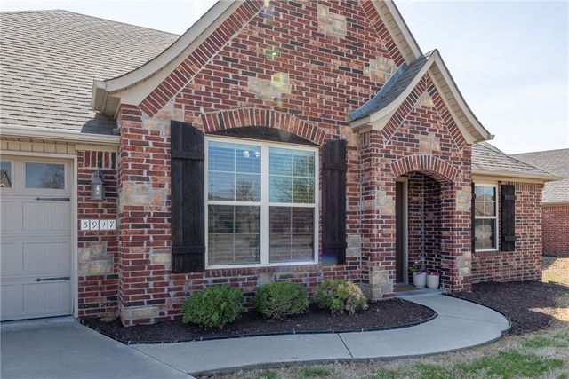 3917 W Mountain View Drive, Fayetteville, AR 72704