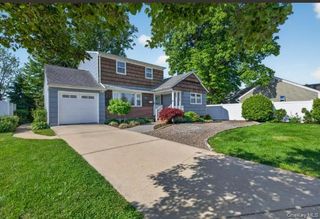 372 N Hickory Street, Massapequa, NY 11758