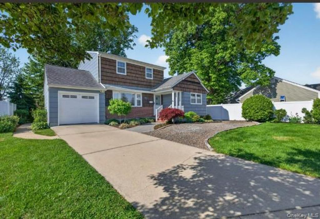 372 N Hickory Street, Massapequa, NY 11758