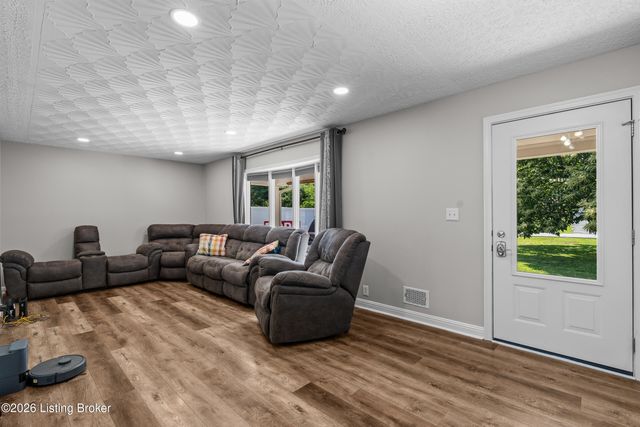 259 Colonial Dr, Mt Washington, KY 40047
