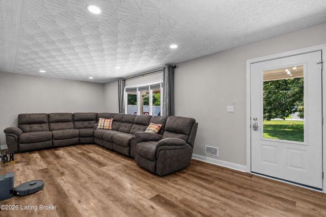 259 Colonial Dr, Mt Washington, KY 40047