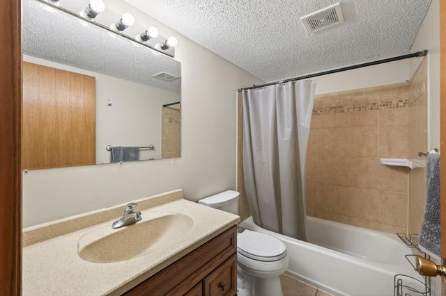 6857 8th Street Lane N, Oakdale, MN 55128