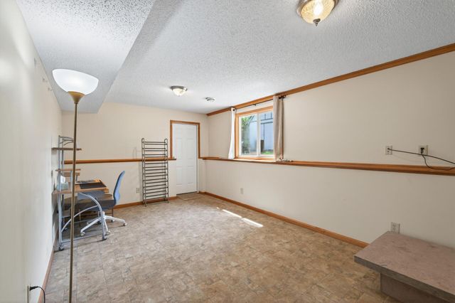 6857 8th Street Lane N, Oakdale, MN 55128