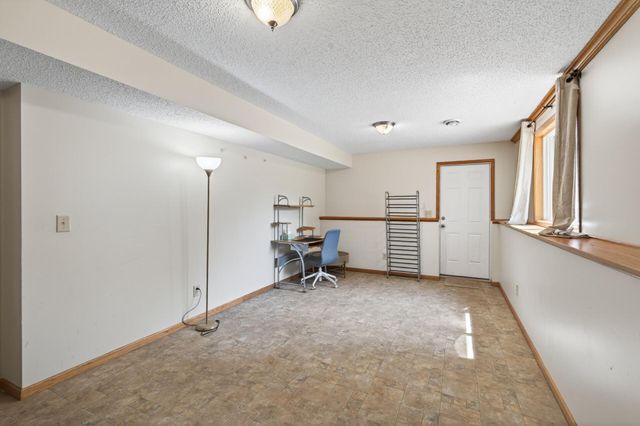 6857 8th Street Lane N, Oakdale, MN 55128