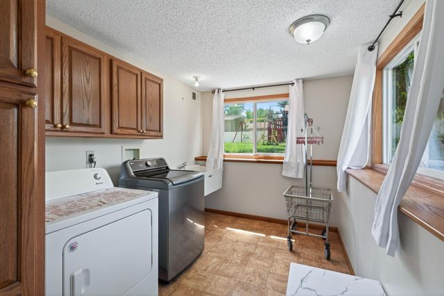 6857 8th Street Lane N, Oakdale, MN 55128