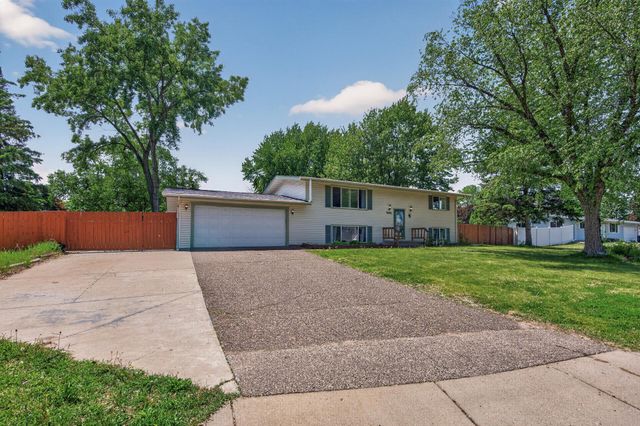 6857 8th Street Lane N, Oakdale, MN 55128