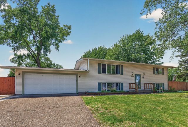 6857 8th Street Lane N, Oakdale, MN 55128