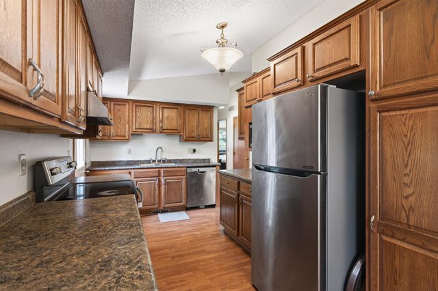 6857 8th Street Lane N, Oakdale, MN 55128