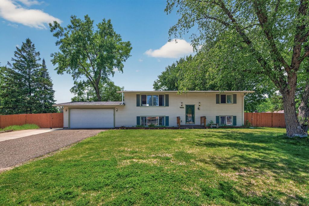 6857 8th Street Lane N, Oakdale, MN 55128