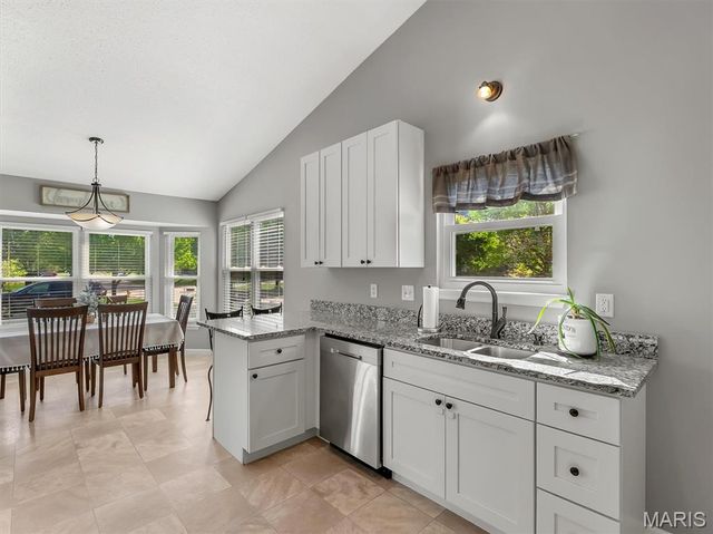 1 Questover Court, St Peters, MO 63376