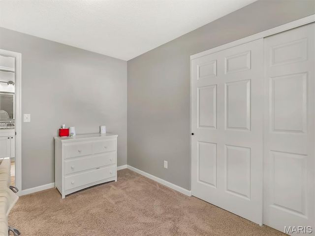 1 Questover Court, St Peters, MO 63376