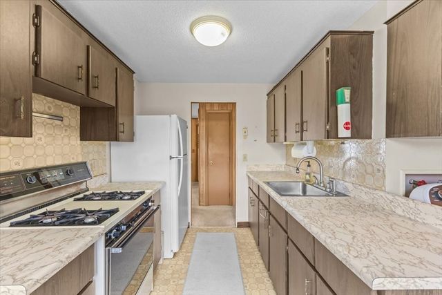 5 Samosett Dr, Dartmouth, MA 02748