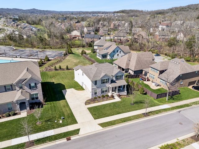 120 Macy Dr, Hendersonville, TN 37075