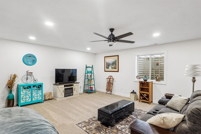 1005 Gray Avenue, Waukee, IA 50263