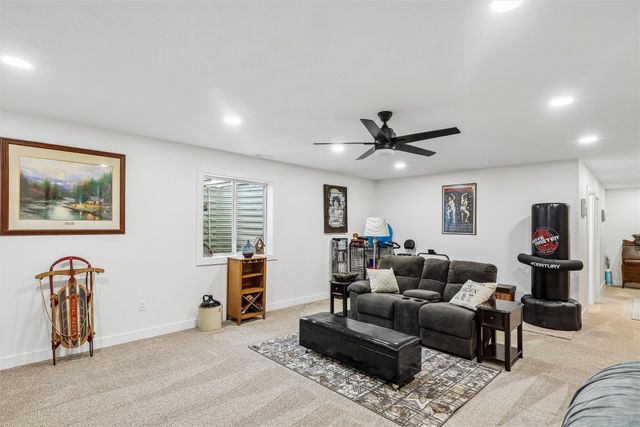 1005 Gray Avenue, Waukee, IA 50263