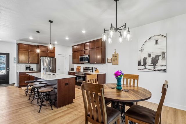1005 Gray Avenue, Waukee, IA 50263