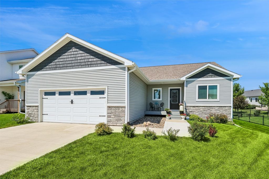 1005 Gray Avenue, Waukee, IA 50263
