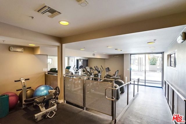 7320 Hawthorn Avenue 219, Los Angeles, CA 90046