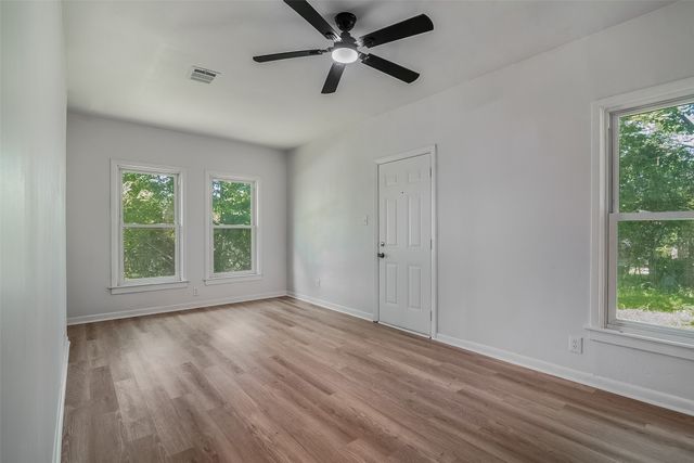 1421 S Scullin Avenue, Denison, TX 75020