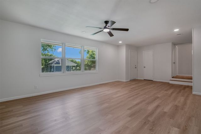 1421 S Scullin Avenue, Denison, TX 75020