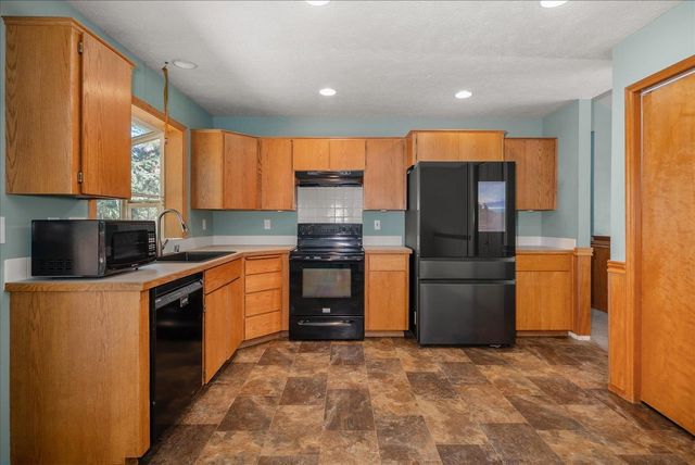 4105 E Center Rd, Mead, WA 99021