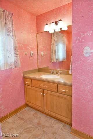 6540 Woodridge Way, Lordstown, OH 44481