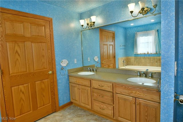 6540 Woodridge Way, Lordstown, OH 44481