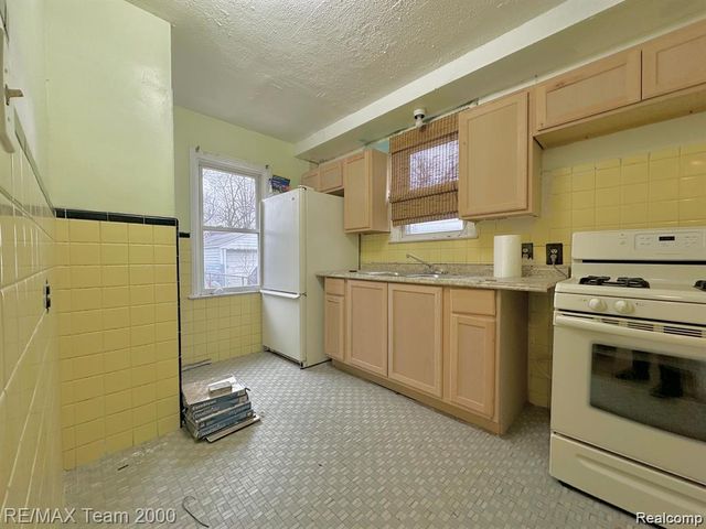 7725 Rosemont Avenue, Detroit, MI 48228