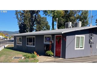 914 N 9TH St, Cottage Grove, OR 97424