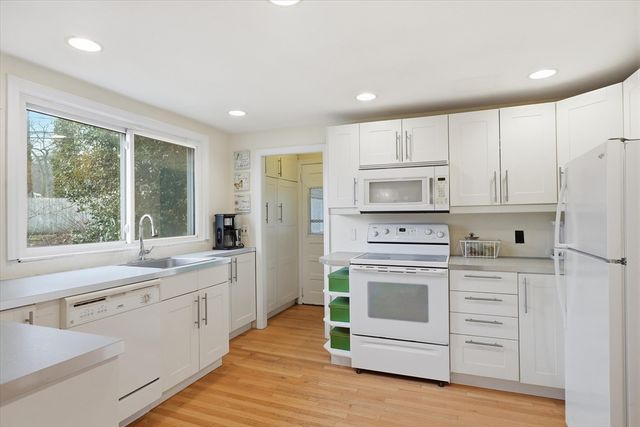 9 Pinewood Ave, Beverly, MA 01915