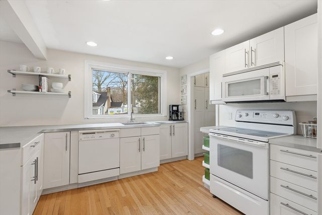 9 Pinewood Ave, Beverly, MA 01915