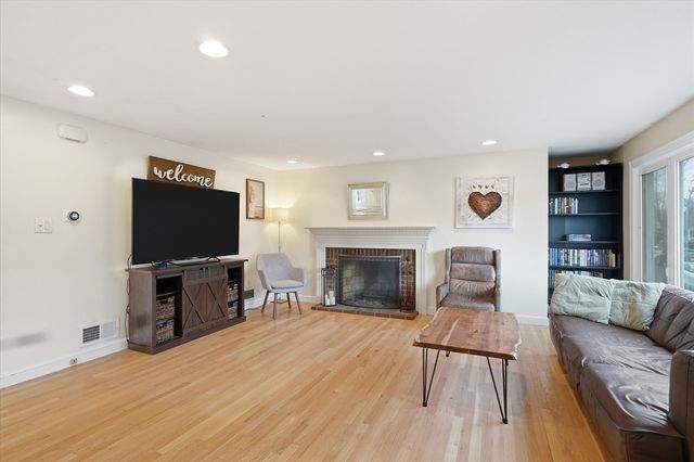 9 Pinewood Ave, Beverly, MA 01915