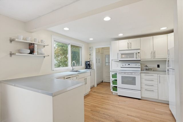 9 Pinewood Ave, Beverly, MA 01915