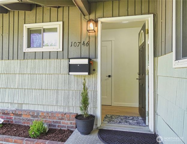 10746 63rd Avenue S, Seattle, WA 98178