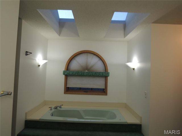 6 Willow Circle Drive, Greenville, IL 62246