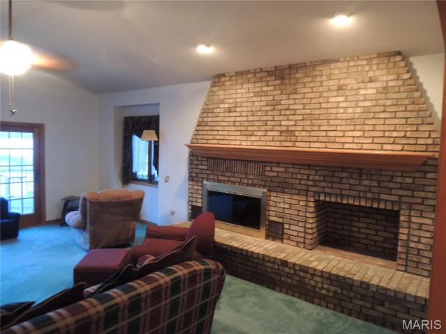 6 Willow Circle Drive, Greenville, IL 62246