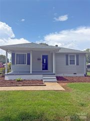 3412 1st Avenue Circle NW, Hickory, NC 28601