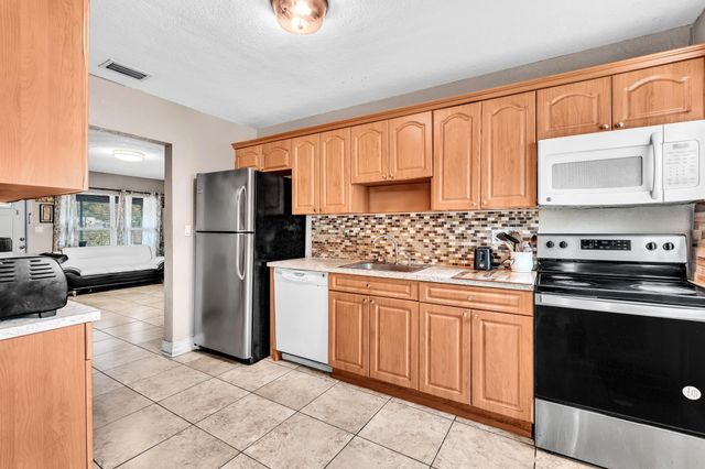 490 NE 51st Street, Oakland Park, FL 33334