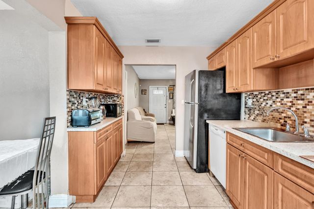 490 NE 51st Street, Oakland Park, FL 33334