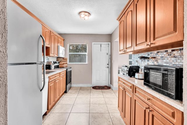 490 NE 51st Street, Oakland Park, FL 33334