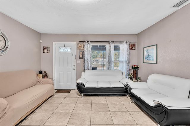 490 NE 51st Street, Oakland Park, FL 33334