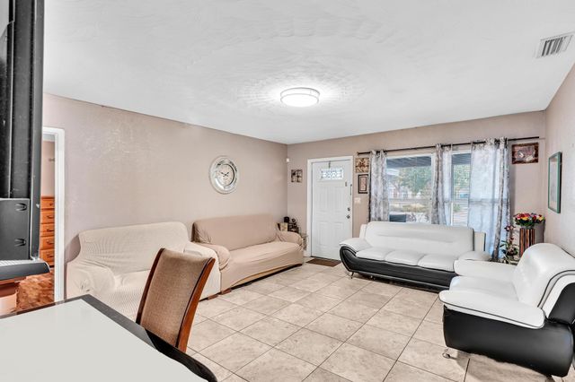 490 NE 51st Street, Oakland Park, FL 33334