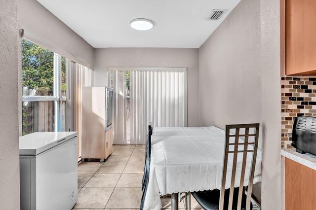 490 NE 51st Street, Oakland Park, FL 33334