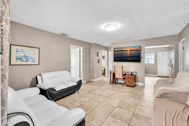 490 NE 51st Street, Oakland Park, FL 33334