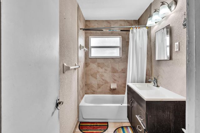 490 NE 51st Street, Oakland Park, FL 33334