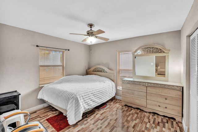 490 NE 51st Street, Oakland Park, FL 33334